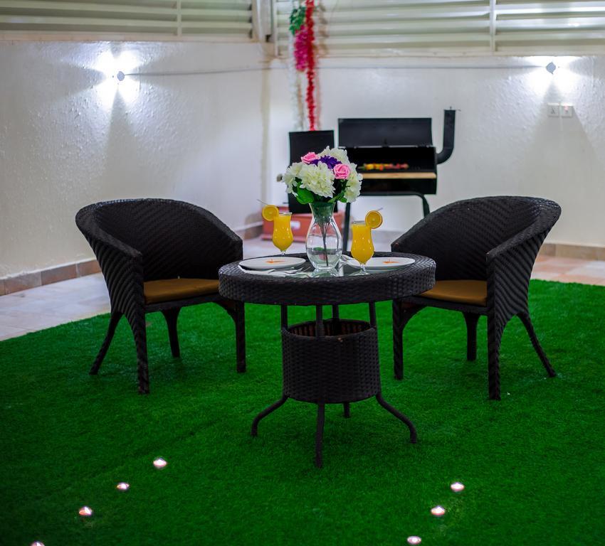 Rest Night Serviced Apartments- Alhamra Эр-Рияд Экстерьер фото Artificial grass in a hotel